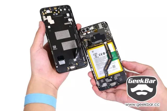 バックカバーとマザーボードの間は接続用の配線