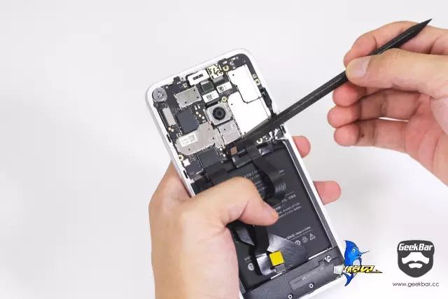 接続配線を取り外します。