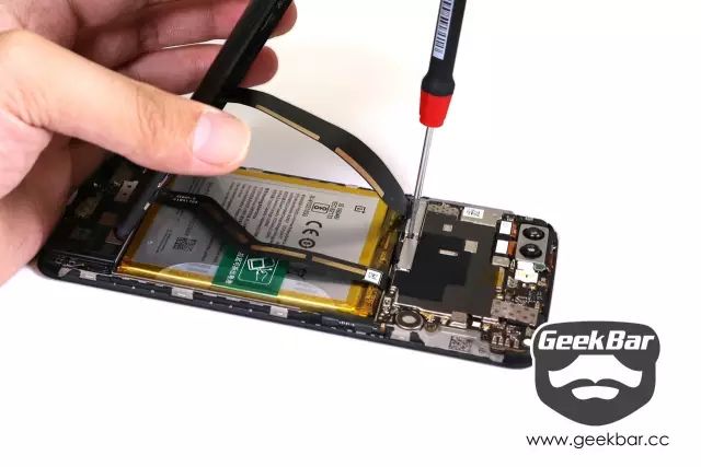 ネジ１つを取り外す