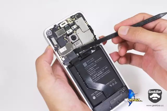 配線コネクターを取り外します。