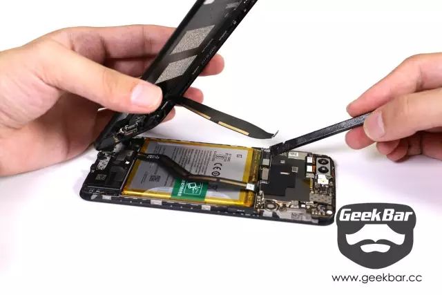 バックカバーを取り外す