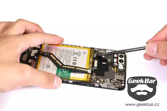 バッテリーとスクリーン間の配線を取り外す