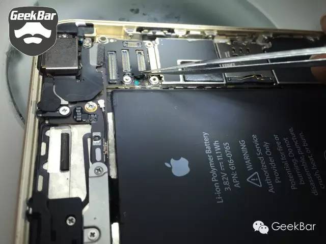 マザーボードを本体に取り付ける