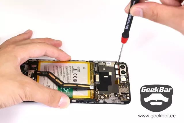 定着用ネジ６つを取り外す