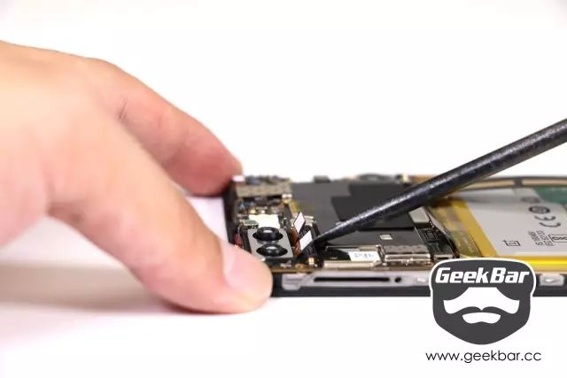 メインカメラ接続配線を取り外す