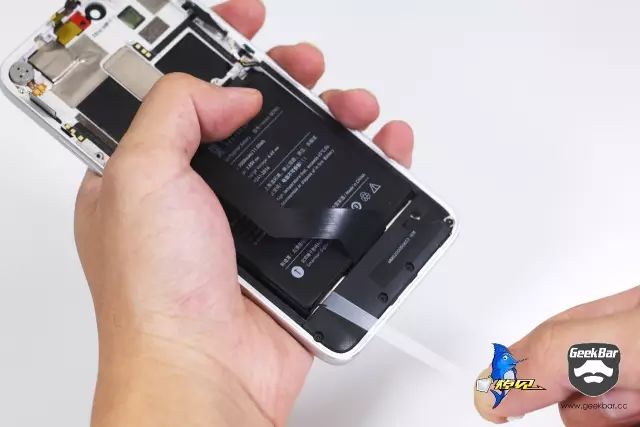 バッテリーを取り外します。