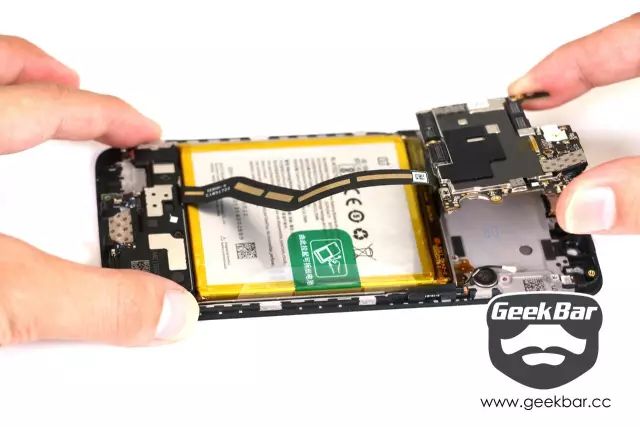 マザーボードを取り外す