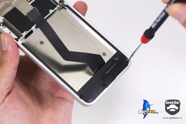 ネジを取り外す