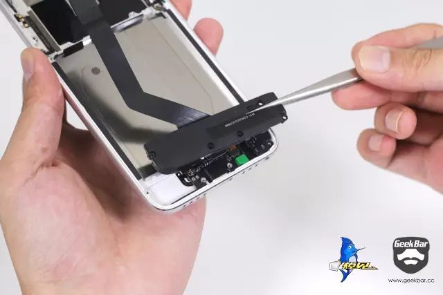 スピーカーを取り外します。