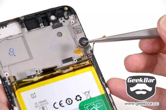 振動モータを取り外す