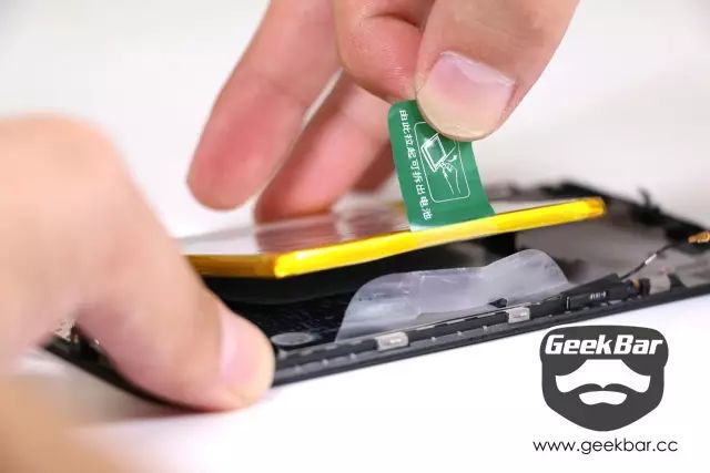 バッテリを取り外す