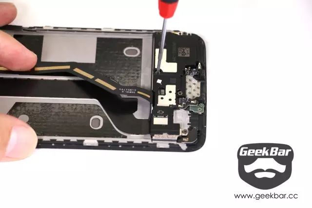 ボリュームキャビティのネジ６つを取り外す