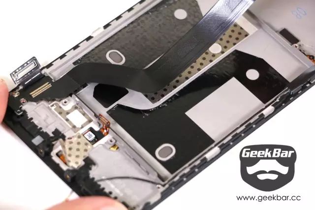 ディスプレイ接続配線を取り外す