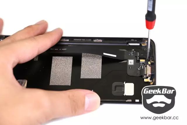 バックカバーケーブルを固定するネジ4つを取り外す