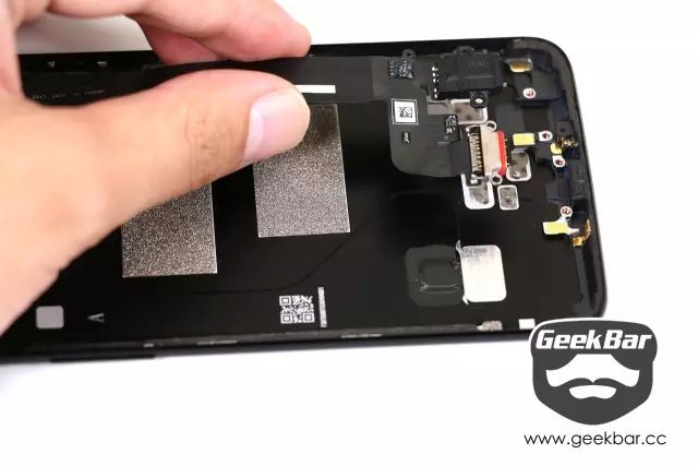 バックカバー配線を取り外す