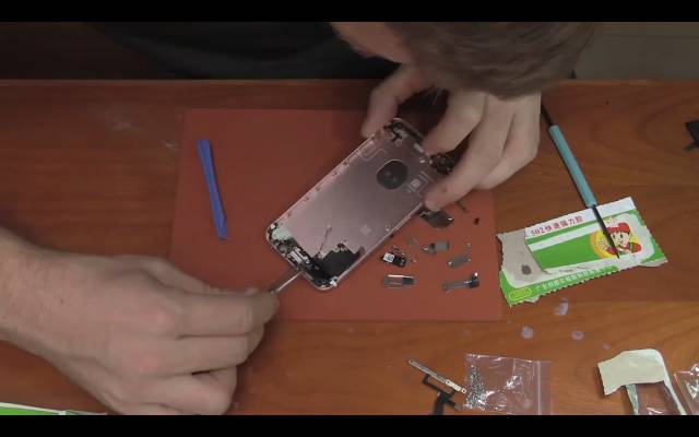 iPhoneを組み立てる過程-2