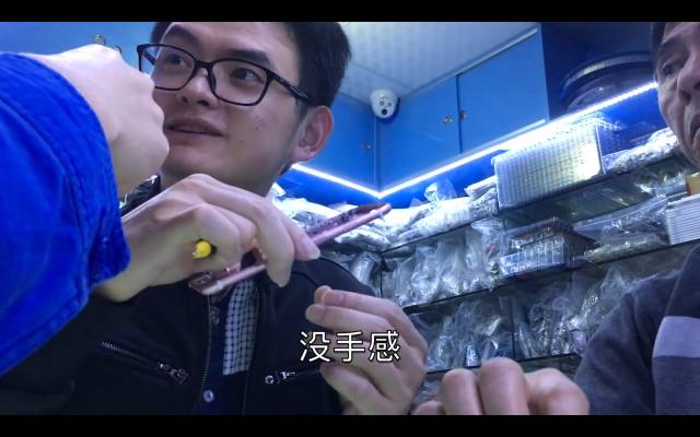 購入先で助けを求めた