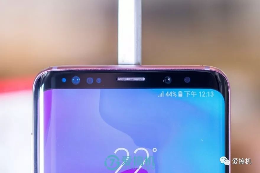 ディスプレイ上部