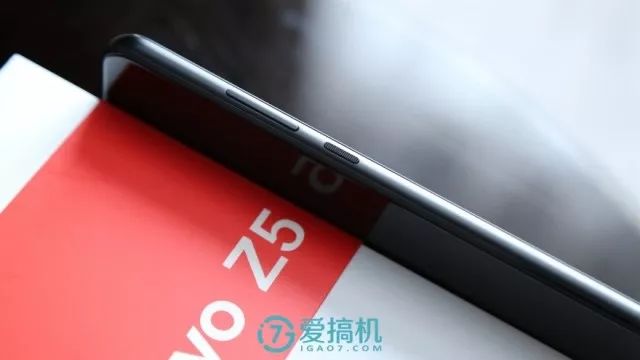 レノボZ5の側面