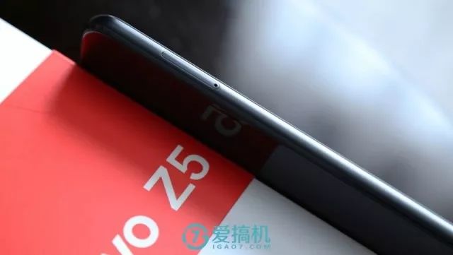 レノボZ5の側面