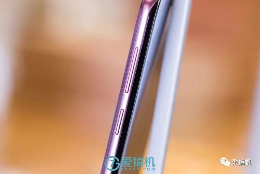 「音量調整ボタン」と「Ｂｉｘｂｙボイスアシスタントボタン」