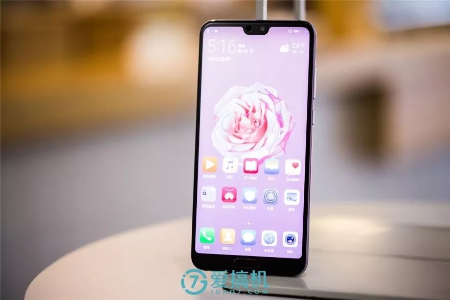 6.1インチのOLEDディスプレイ