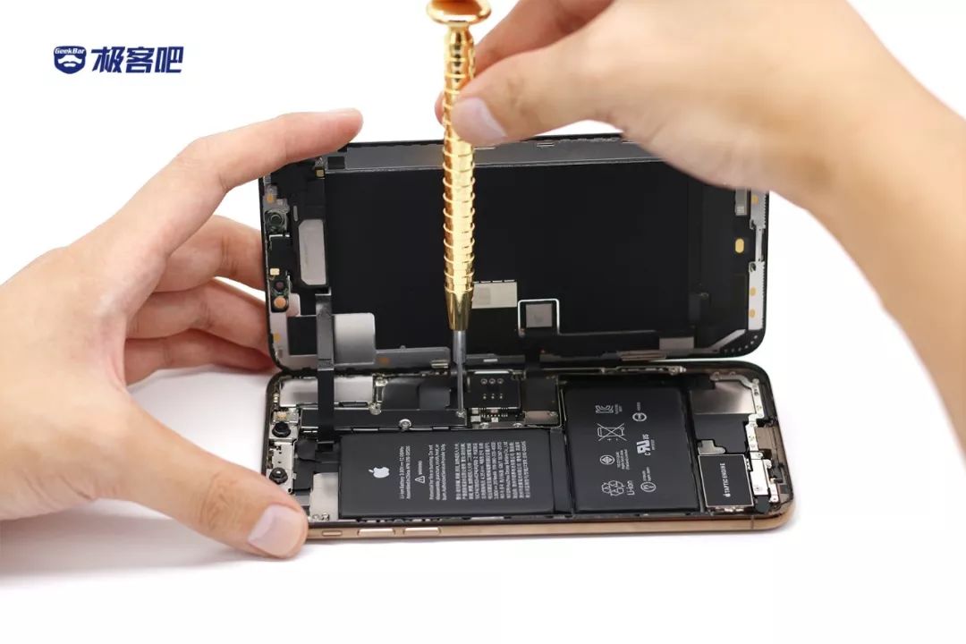 金属板で固定 | iPhone XS Max分解