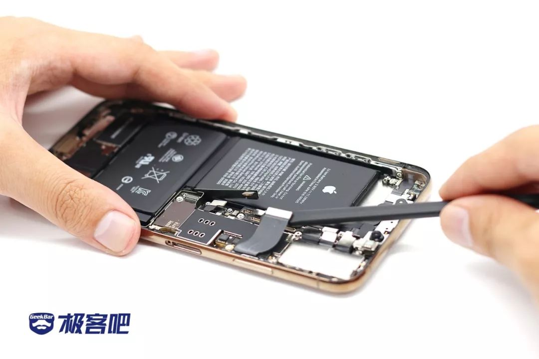 メインボードを分解する | iPhone XS Max分解