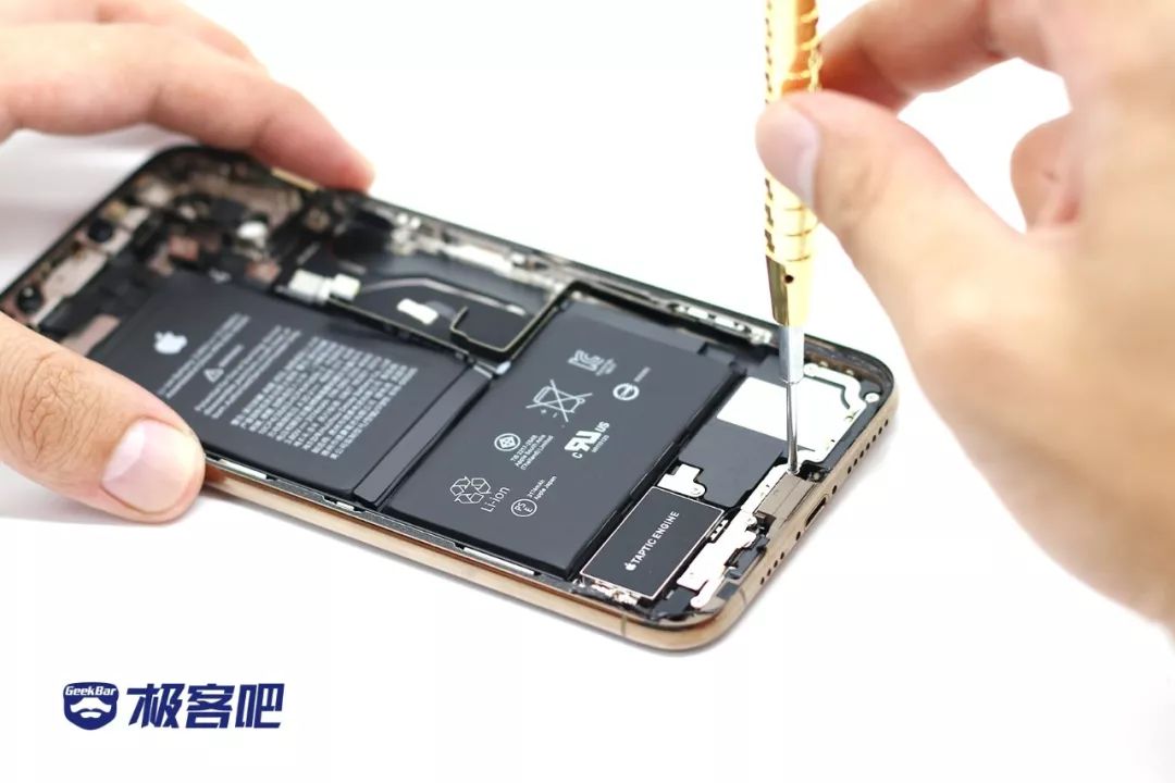 7つのネジ | iPhone XS Max分解