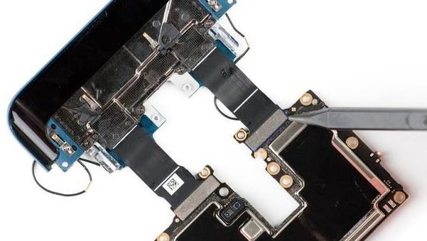 カメラとセンサーとマザーボードとの接続を外す