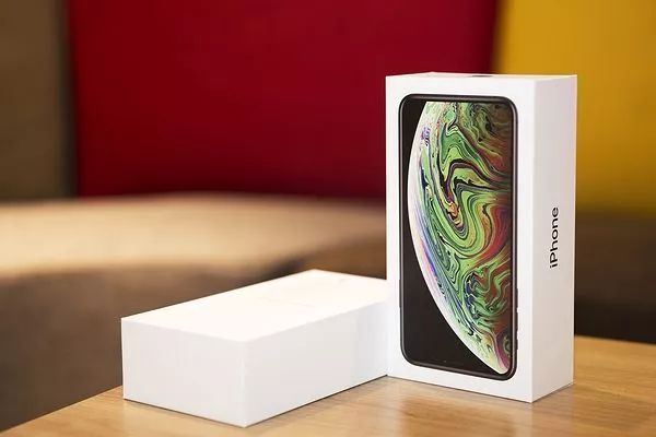 新iPhoneXS MAXの箱・外観