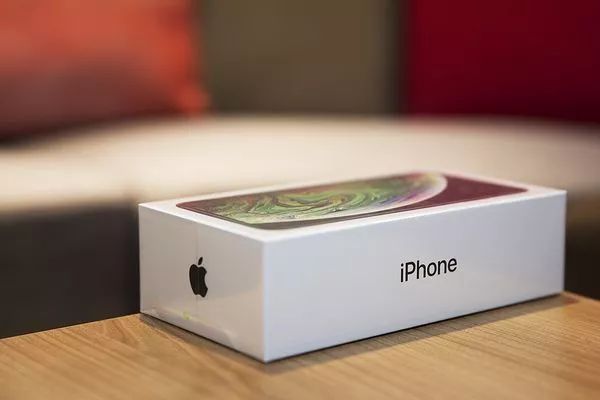 新iPhoneXS MAXの箱・外観