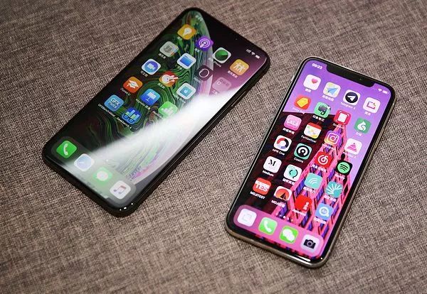 iPhoneXS　MaxとiPhoneXの外観比較