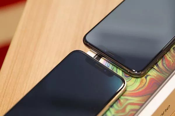 iPhoneXS MaxとiPhoneXの上部比較