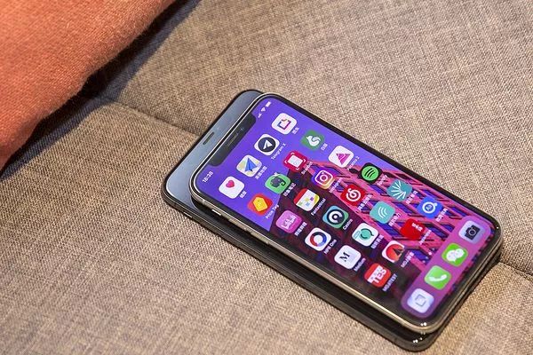 iPhoneXS MaxとiPhoneXの画面大きさの比較