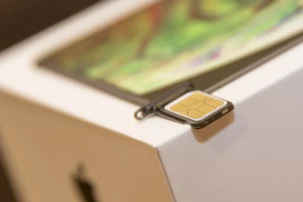 iPhoneXS MaxのSIMカードトレー