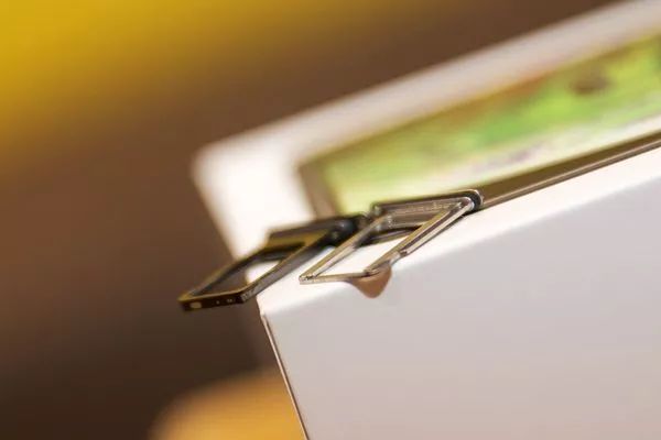 iPhoneXS MaxとiPhoneXのSIMトレーの比較