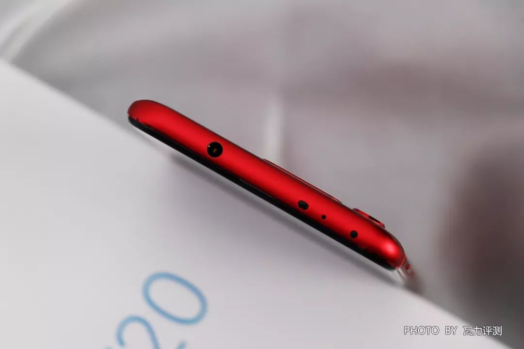 ディスプレイの上部の縁