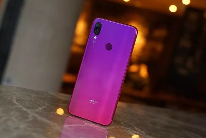 グラデーションカラーデザインのRed　Mi　Note７