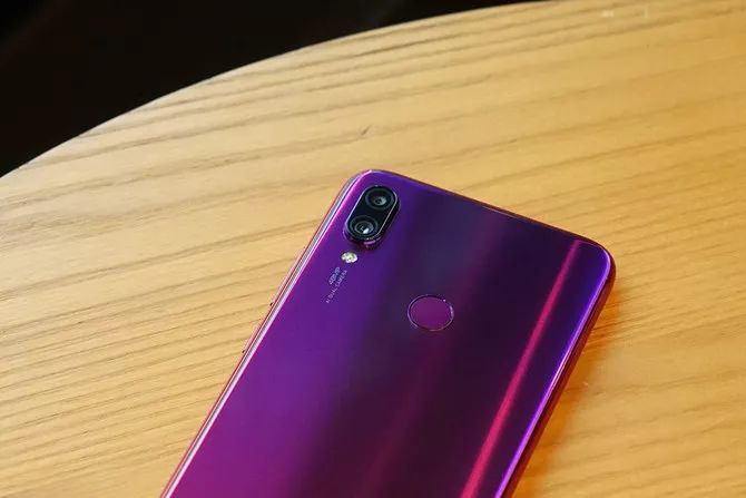 Redmi Note 7のグラデーションデザイン