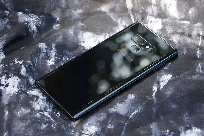 Galaxy Note 9のバックカメラと指紋認証の配置