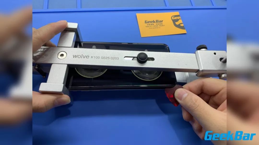 ディスプレイを開けます。