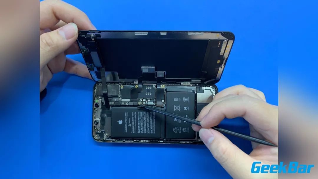 メインボードの配線を外します。