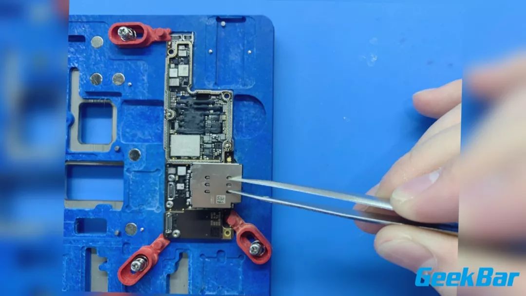 シングルカードスロットを取り外します。