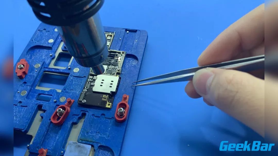 デュアルカードスロットに取り替えます。