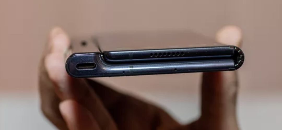 畳んだ状態のHUAWEI MATE X