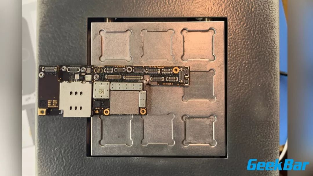 メインボードを貼り合わせます。