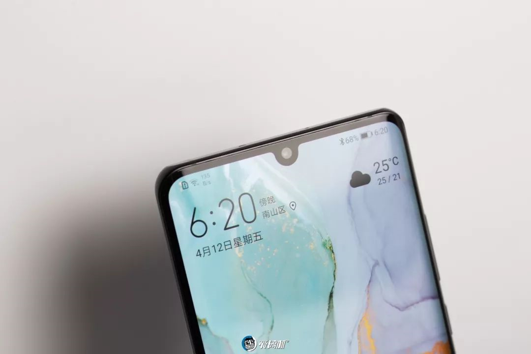 本体の正面から見るHUAWEI P30 Proのデザインの変化