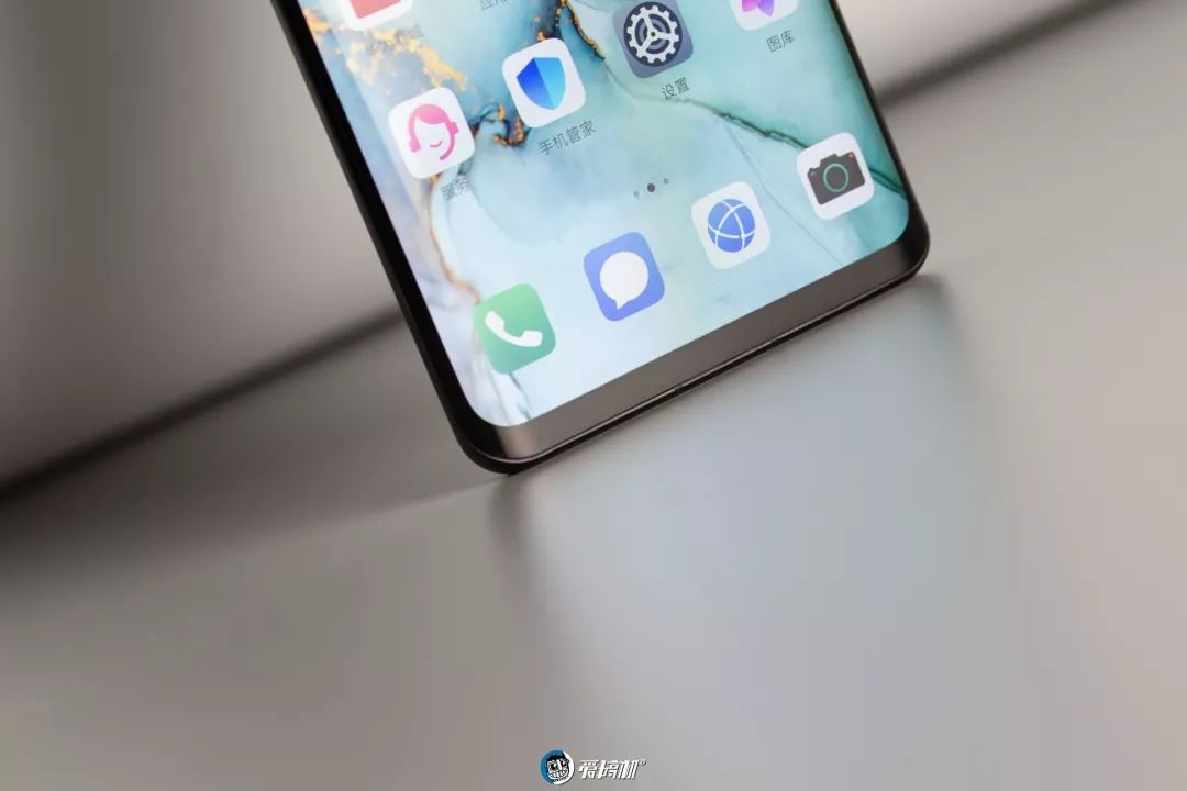 本体の正面から見るHUAWEI P30 Proのデザインの変化