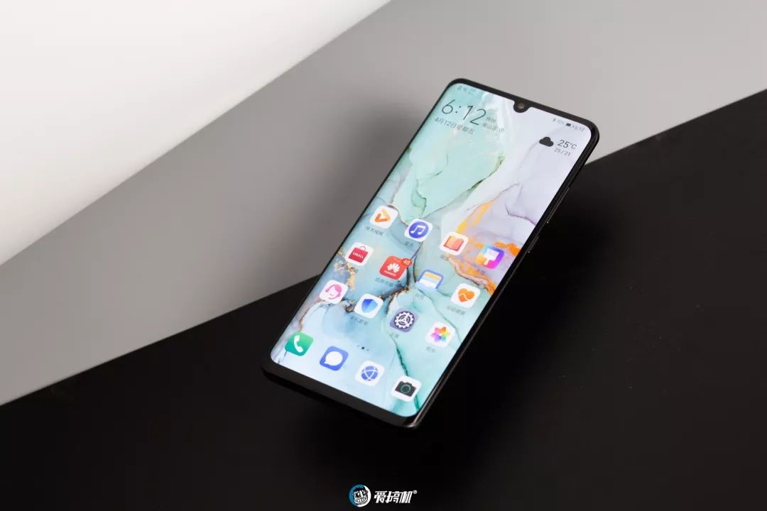 本体の正面から見るHUAWEI P30 Proのデザインの変化